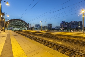 Obere Bahnsteige mit Blick auf den Wiener Platz